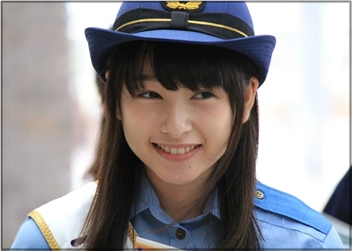 桜井日奈子の警官画像